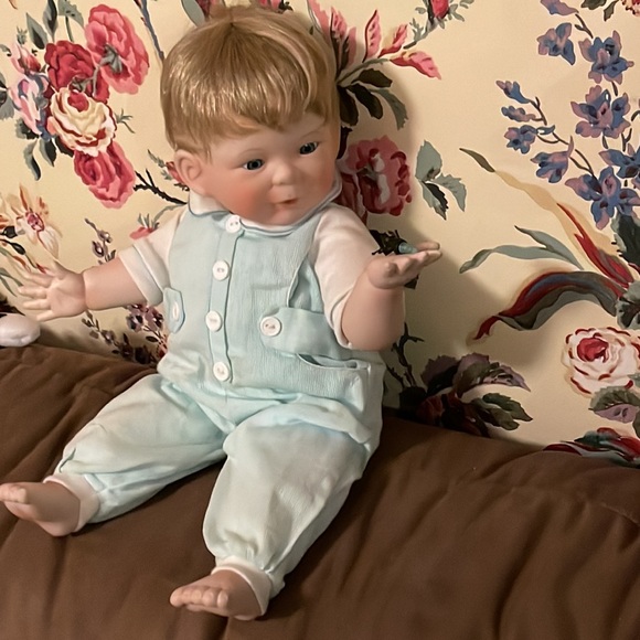 AstonDrake porcelain doll with lighting bug, batteries included, no certificate - Picture 8 of 15